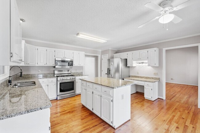Building Photo - Beautiful Home in Greer Country Club Estates W/Bonus Room