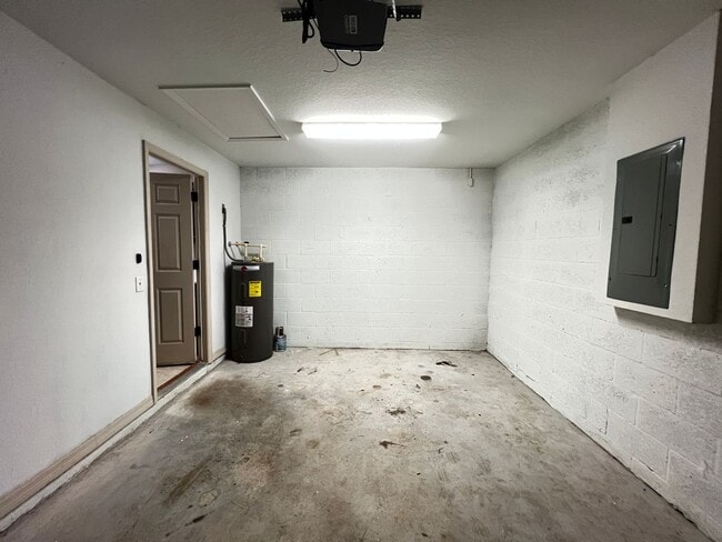 Building Photo - INCREDIBLE 3 Bedroom, 2 Bathroom Home in Ocala!!