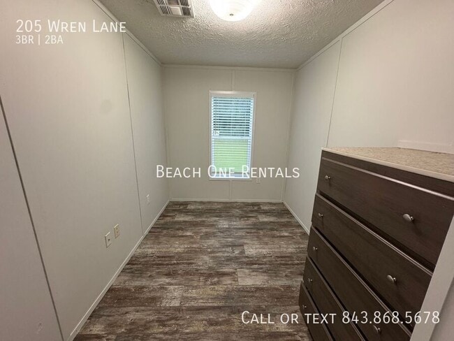 Building Photo - 205 Wren Ln