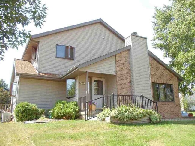 3 Bed 2.5 Bath Duplex, 2 car garage, close to Waunakee schools. - 5863 Woodland Dr