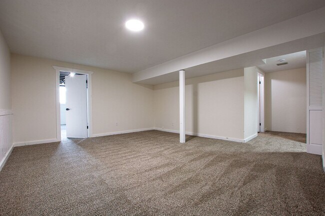 Building Photo - 3 Bedroom / 2 Bath Home with Finished Basment and Washer/Dryer!