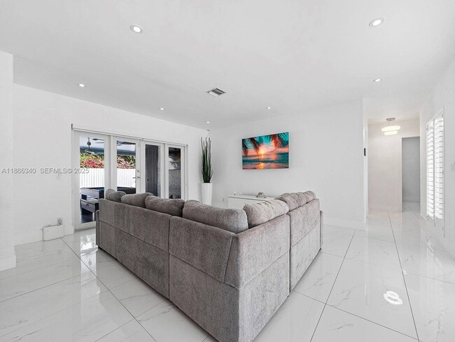 Building Photo - 6951 Miami Lakeway S