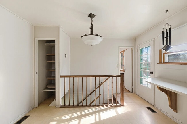 Building Photo - 231 Schilling St