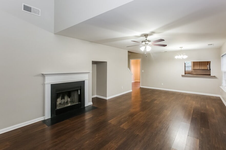 Building Photo - 7124 Fox Point Dr