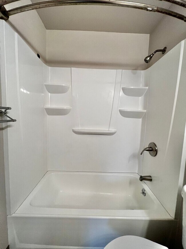 Building Photo - Larch1642 (KC-AM)