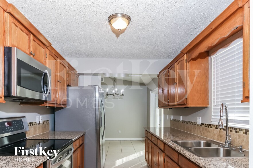 Building Photo - 650 NW Selvitz Rd