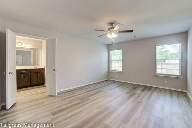 Building Photo - 4/2/2 in Broken Arrow!