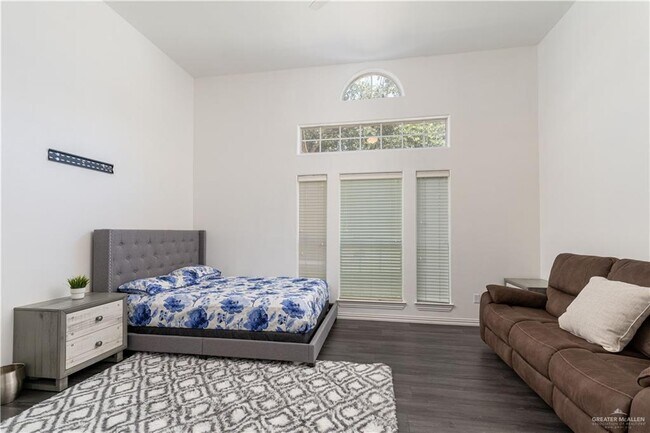Building Photo - 31 El Jardin St