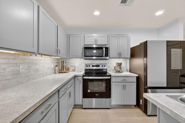 Building Photo - 644 SW Hoffenberg Ave