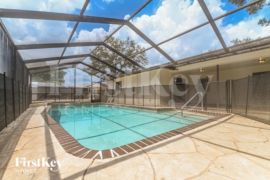 Building Photo - 2128 SE 3rd Terrace