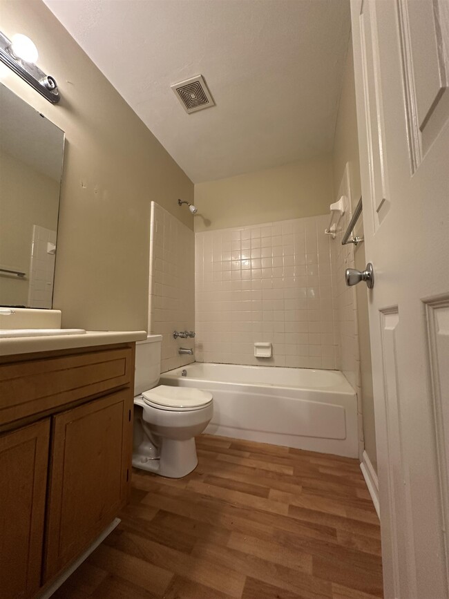 Building Photo - 1546 Merry Oaks Ct