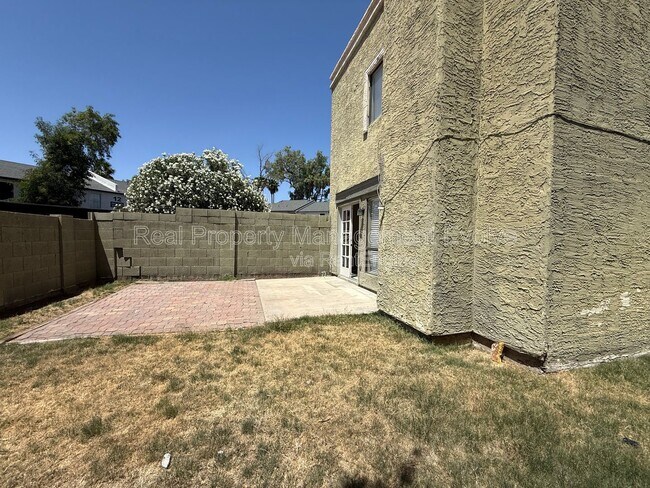 Building Photo - 815 E Grovers Ave
