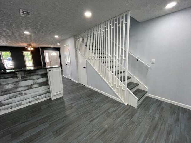 Building Photo - 112 Parker Village Cir
