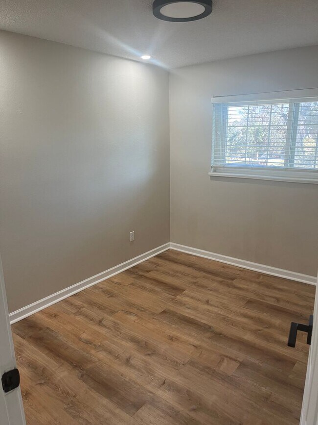 Building Photo - Move in ready 3bedroom 2bath