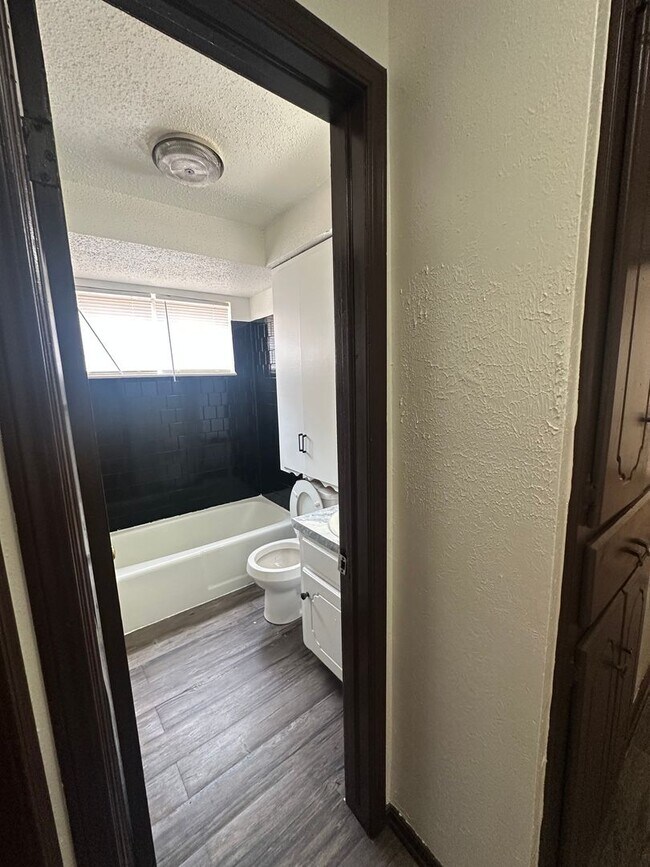 Building Photo - Spacious 4 bed, 1.5 bath