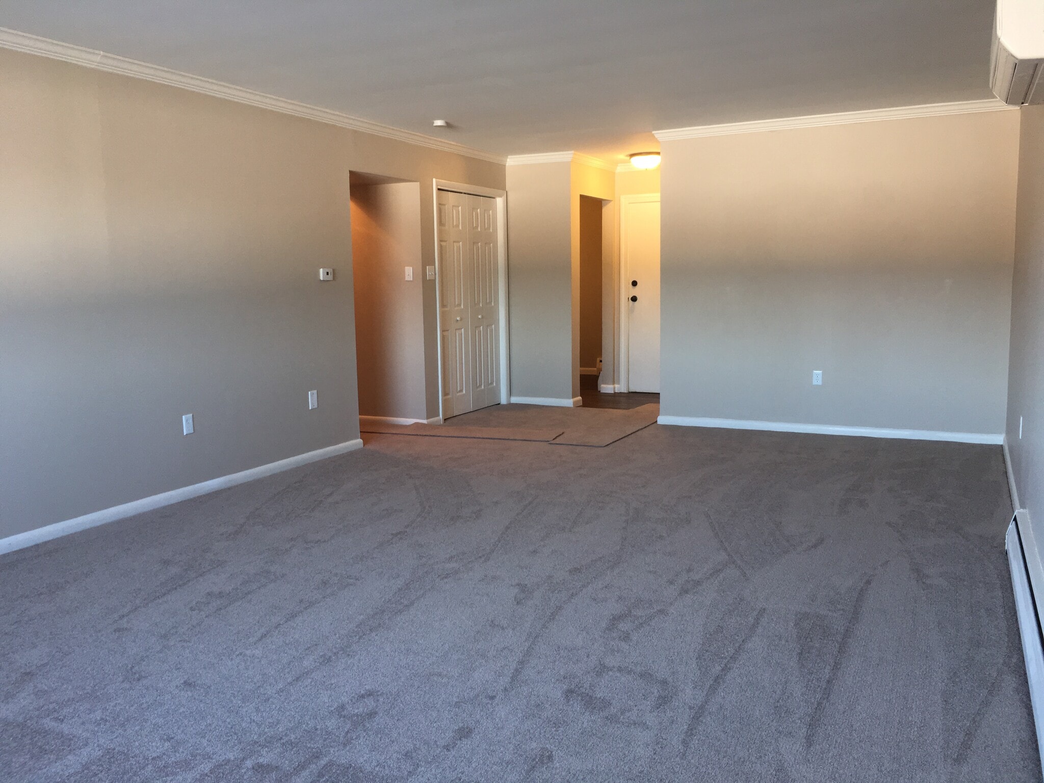 Living room looking towards entry door - 3643 N Front St