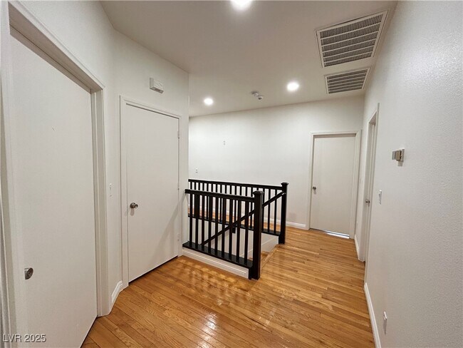Building Photo - 317 Silver Grove St