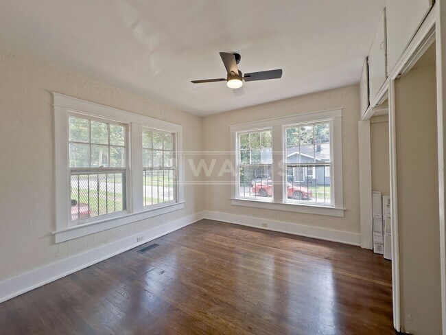 Building Photo - Charming 2-Bedroom Craftsman Bungalow in Woodlawn