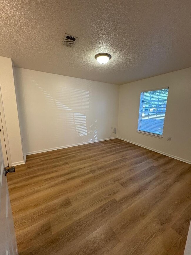 Building Photo - 100 Kazmira Ct