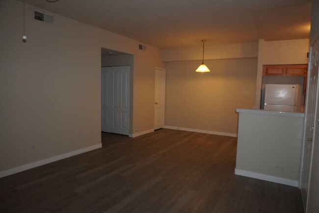 Building Photo - Must see 1 Bedroom Condo!