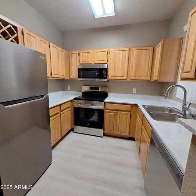 Building Photo - Charming 1 Bed 1 Bath Lower Level condo ++...