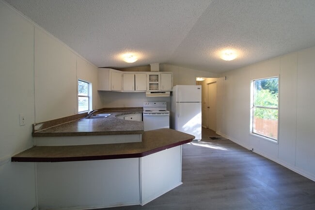 Building Photo - Experience peaceful country living!