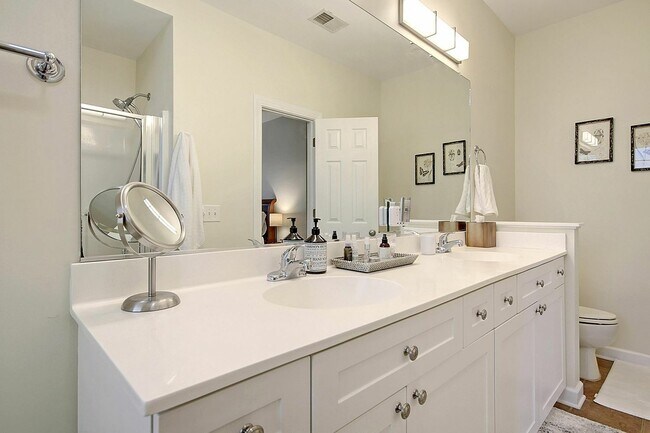 Building Photo - 148 Golfview Ln