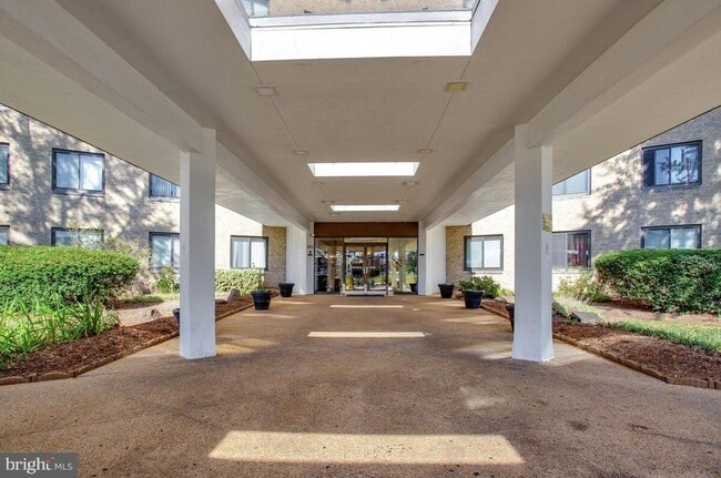 Building Photo - 3450 Toledo Terrace