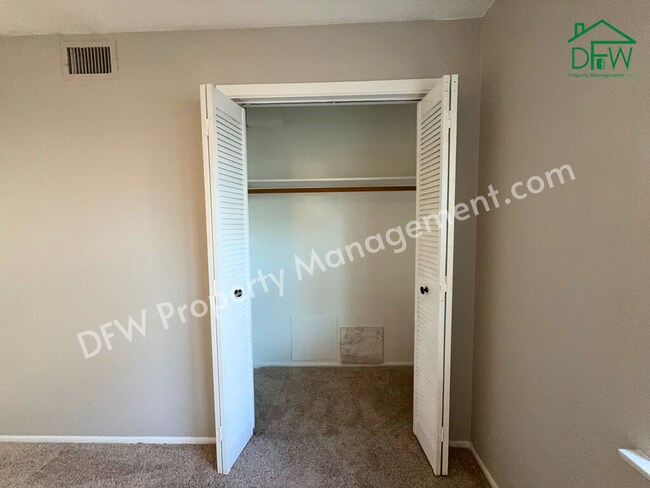 Building Photo - Charming 3-Bedroom Home with Sunroom & Spacious Backyard in Irving!