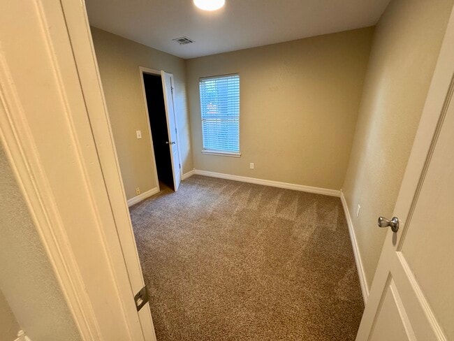 Building Photo - 4 Ridgeview Ln