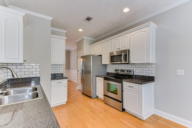 Building Photo - 4116 Chastain Dr