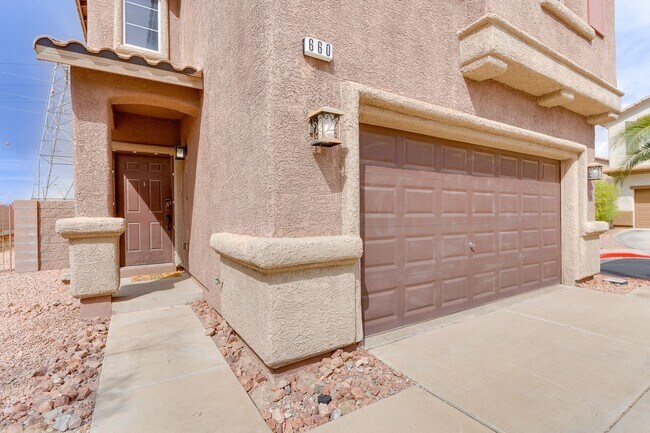 Building Photo - VIBRANT 3BEDROOM 2.5BATH HOME IN 89015