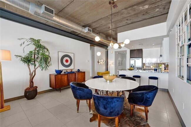 Building Photo - 110 SE 2nd St