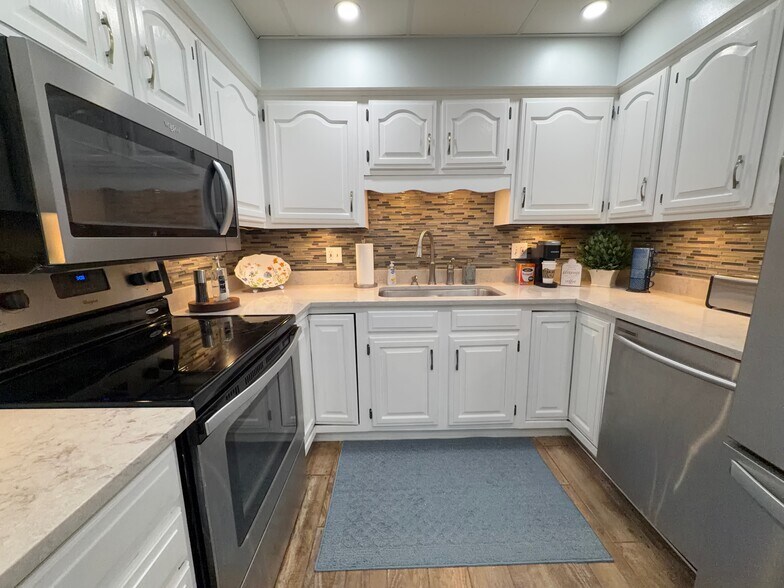 Building Photo - 920 Camellia Dr