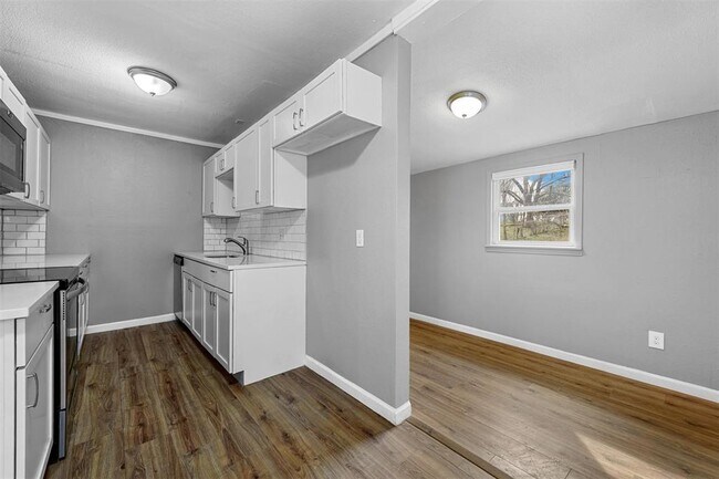 Building Photo - 620 E Gandy St