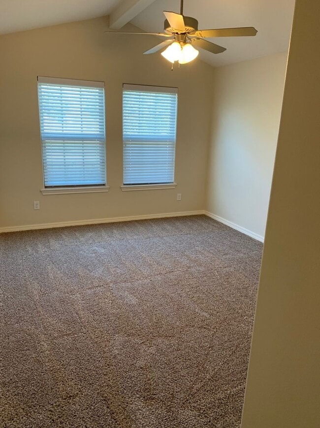 Building Photo - VERY NICE! 2/2/2