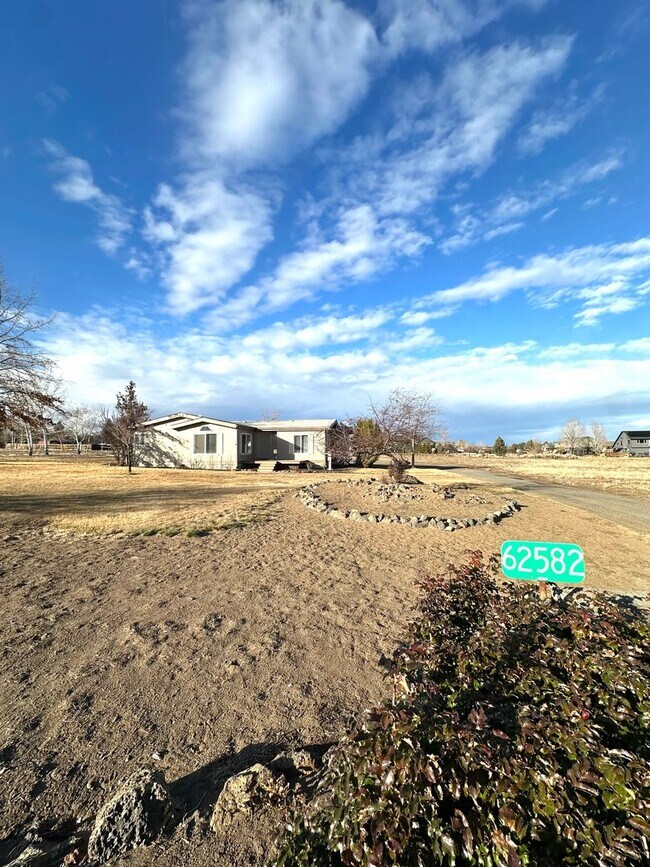 Building Photo - Light & bright single level home in NE Bend!