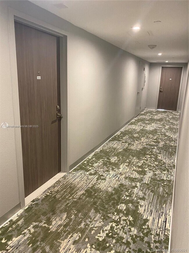 Building Photo - 2555 Collins Ave