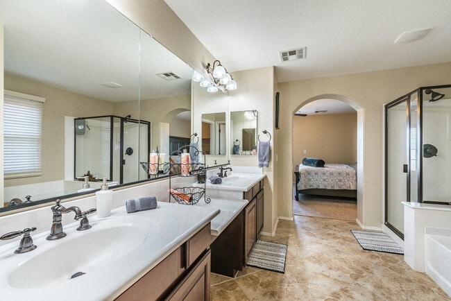 Building Photo - 1628 E Canyon Creek Dr