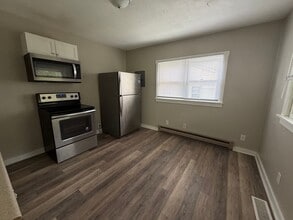 Building Photo - 904 W Main St