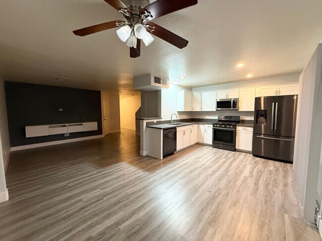 Building Photo - Updated 3-Bedroom Townhome in Gated Community with Pool Access