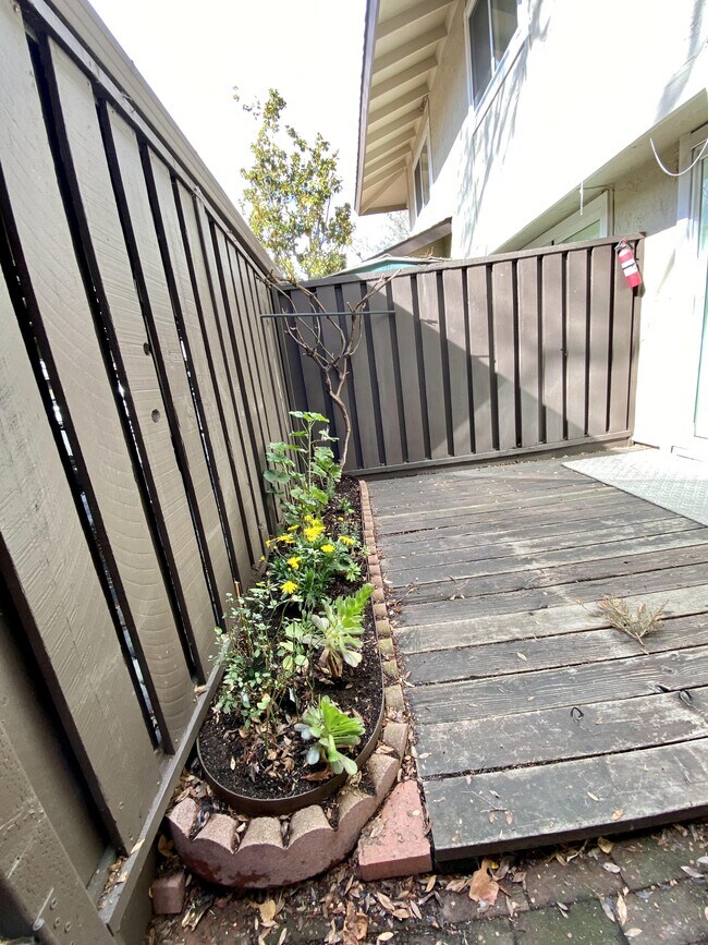 Building Photo - 4971 Ponderosa Ter