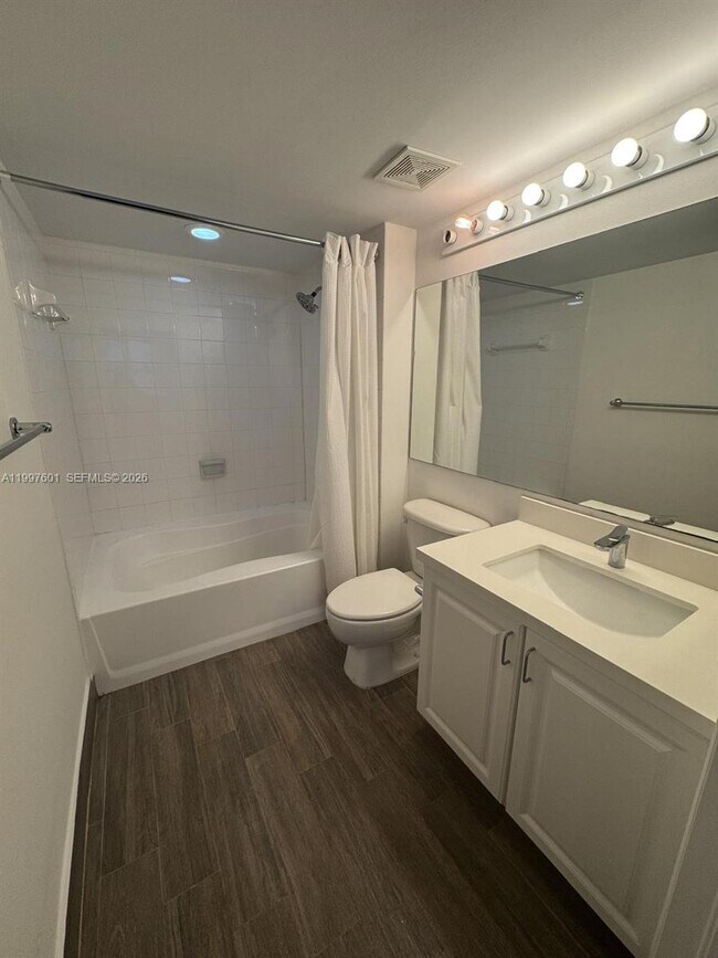 Building Photo - 1155 Brickell Bay Dr