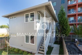 Building Photo - Light & Bright Newer Duplex Close-in NE Portland!