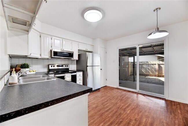 Building Photo - 11904 Broad Oaks Dr