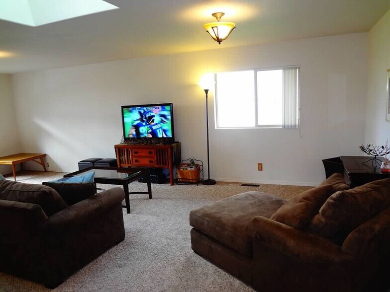 Building Photo - 1831 Fairway Dr