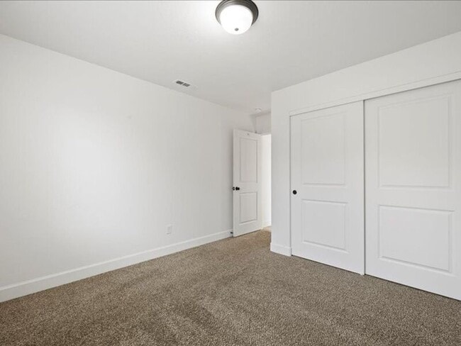 Building Photo - 1016 S Blueberry Pl
