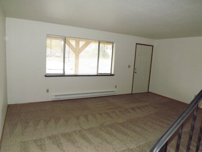 Building Photo - 2 Bedroom 1 1/2 Bath Townhouse Near Bethel...