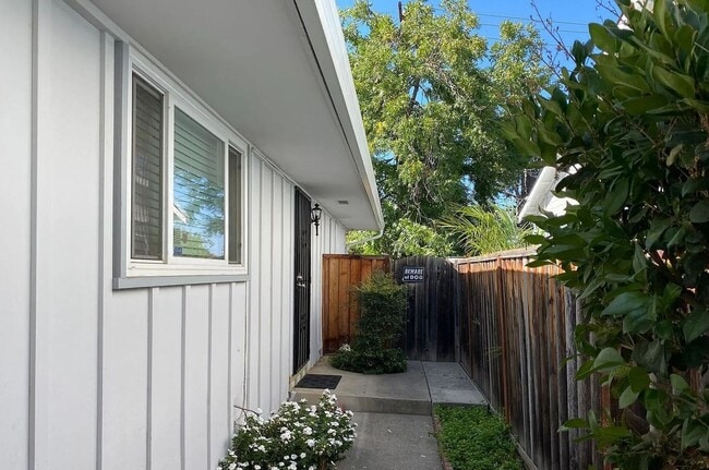 Building Photo - CAMPBELL - REMODELED DUPLEX with garage gr...