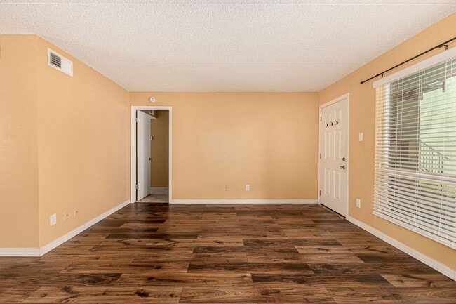 Building Photo - Spacious PHX Condo